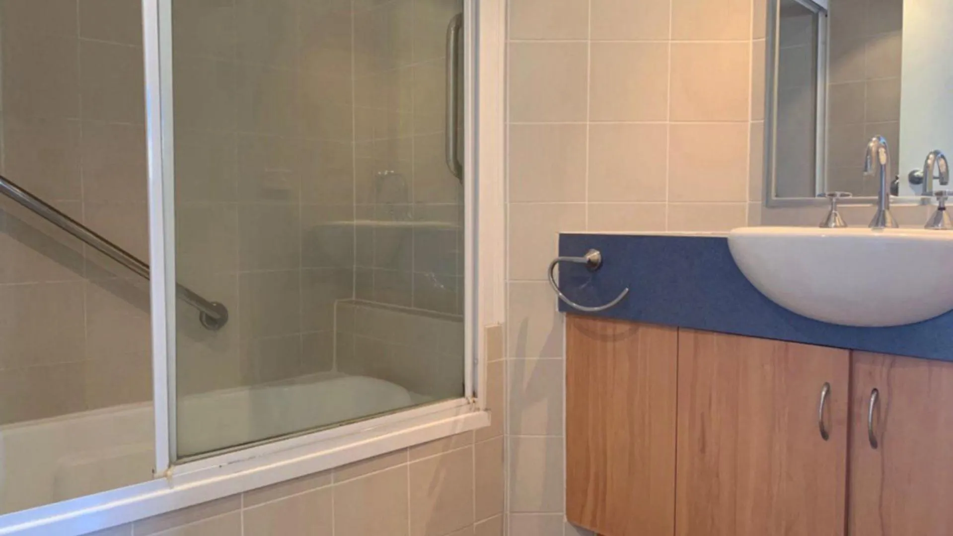 Oceanic Apartments Unit 10 칼론드라