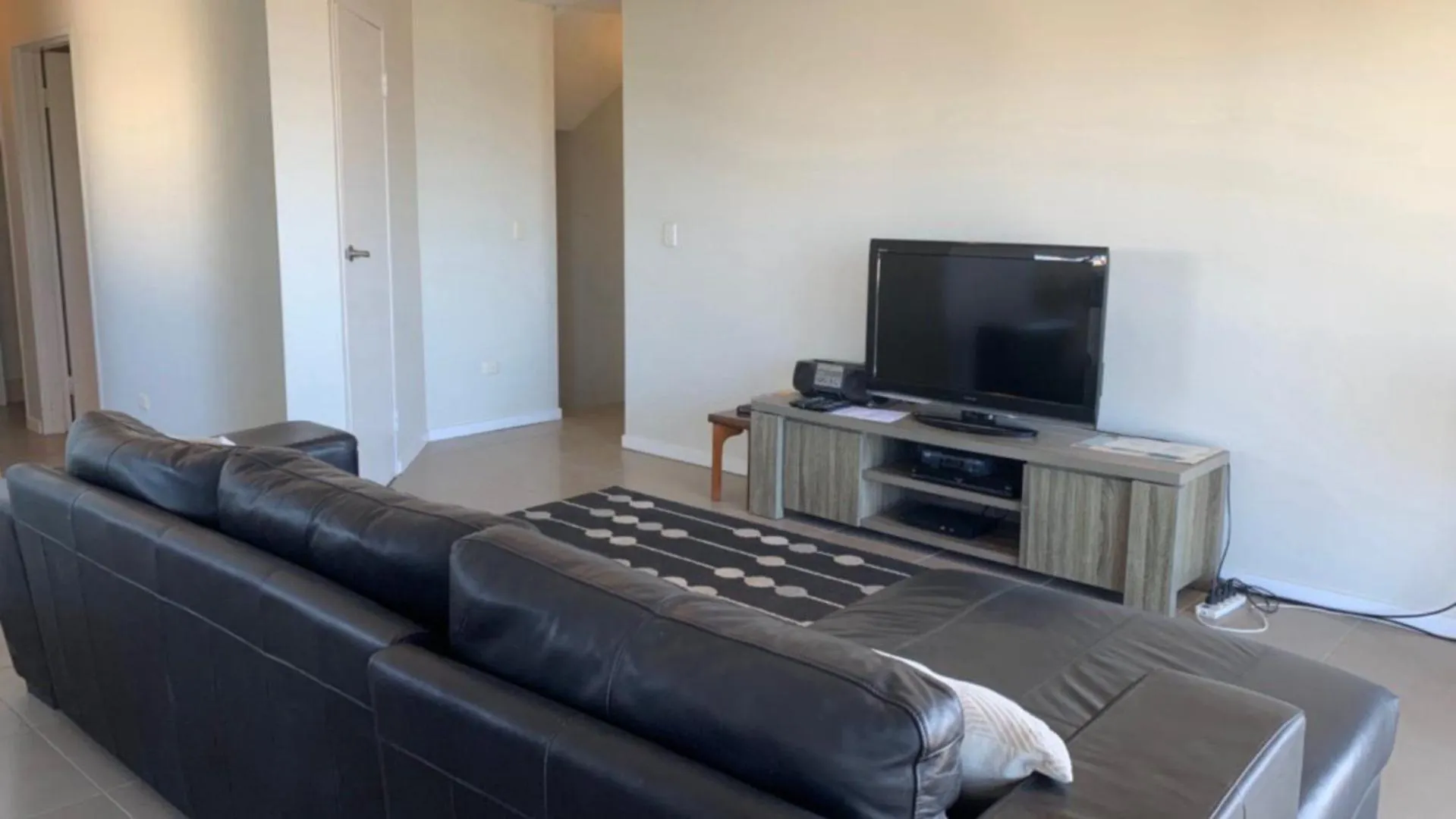 Oceanic Apartments Unit 10 칼론드라