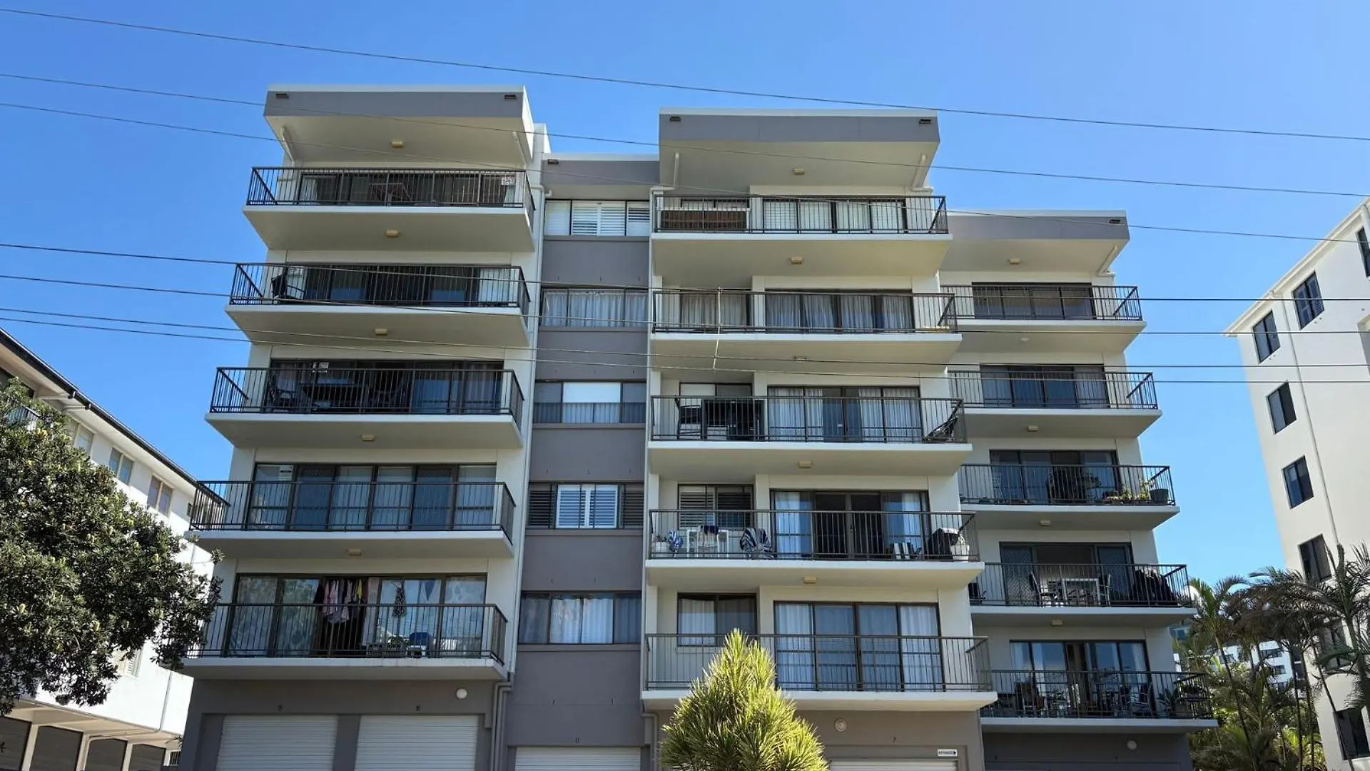 Oceanic Apartments Unit 10 칼론드라